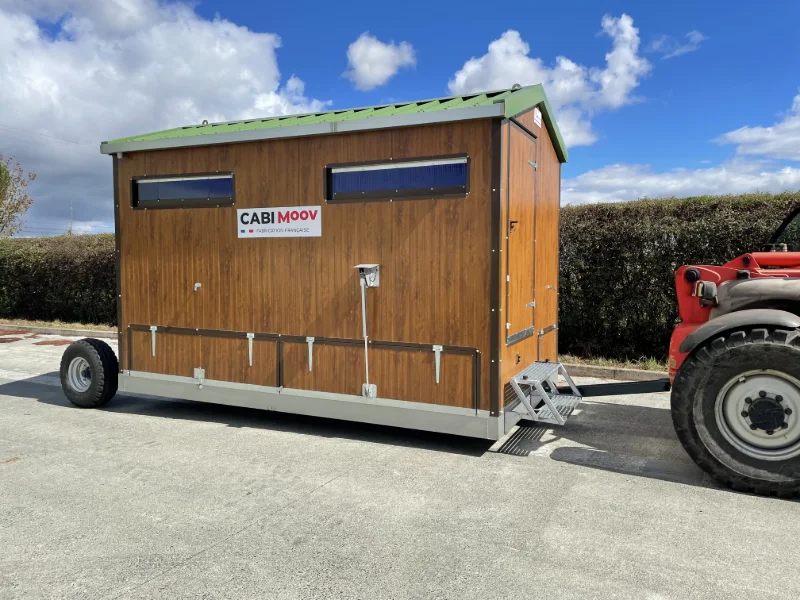 CABI MOOV: Mobile chicken coop equipped for laying hens or meat poultry